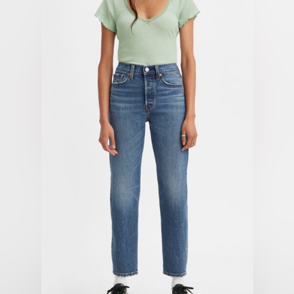 Levi’s Wedgie Straight fit jeans, in great condition, no flaws. Size 28.